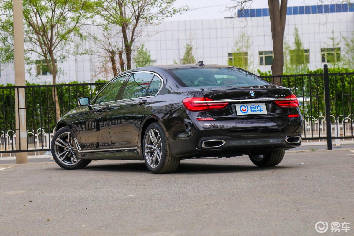 【宝马7系2018款730li 尊享版 m运动套装侧后45度车头向左水平汽车