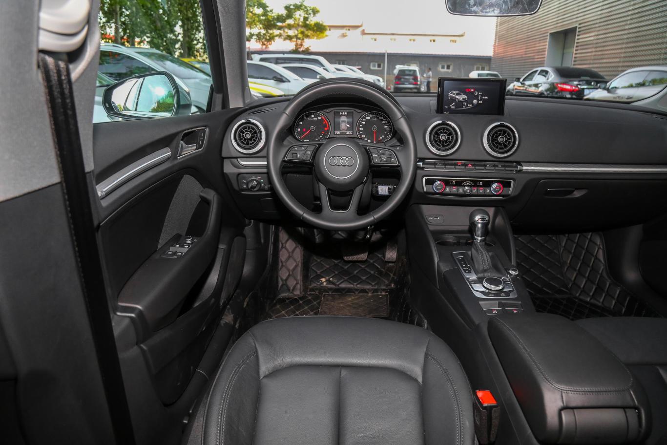 奥迪a3sportback 40tfsi 风尚版 国v驾驶位区域