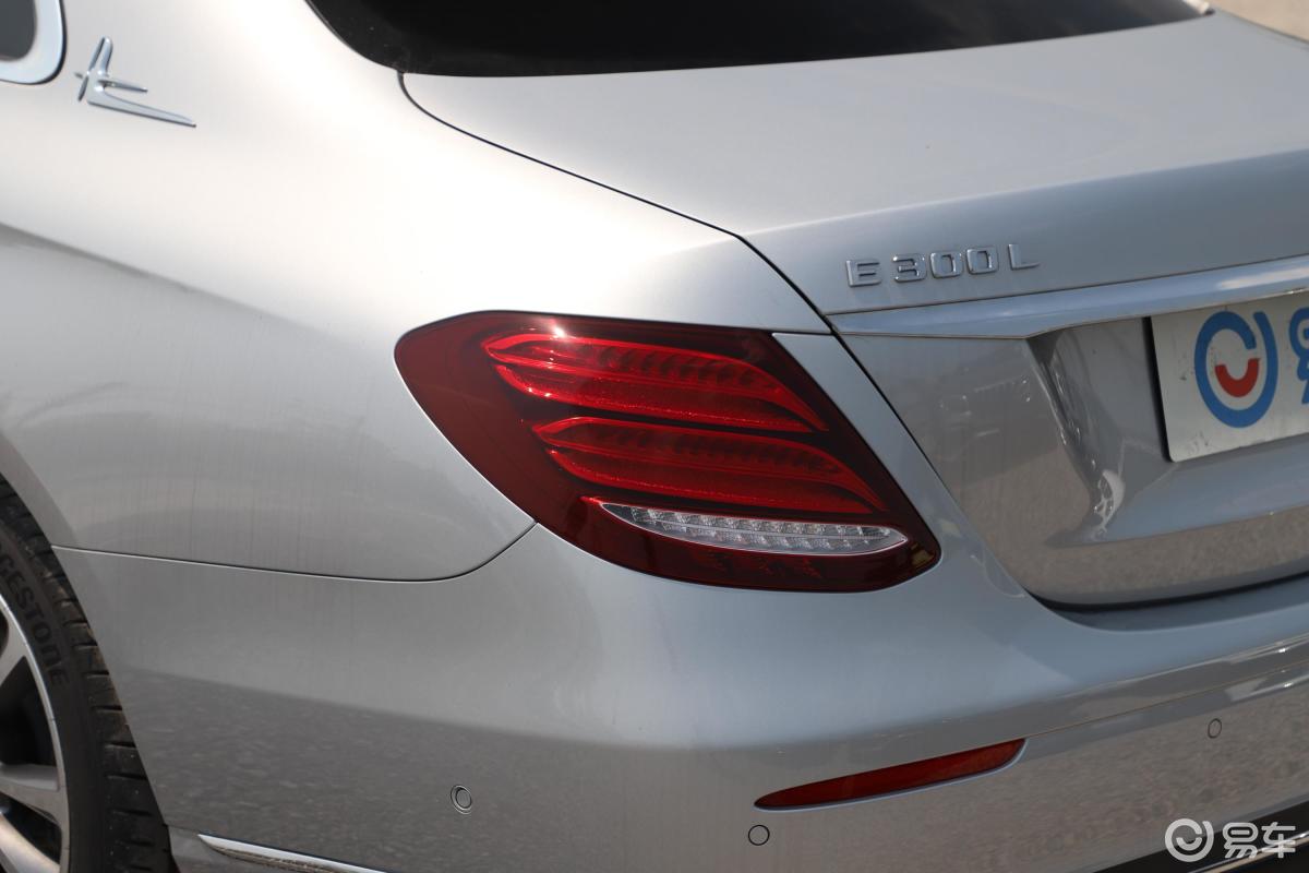 【奔驰e级2019款e 300 l 时尚版尾灯侧45度俯拍汽车图片-汽车图片大全