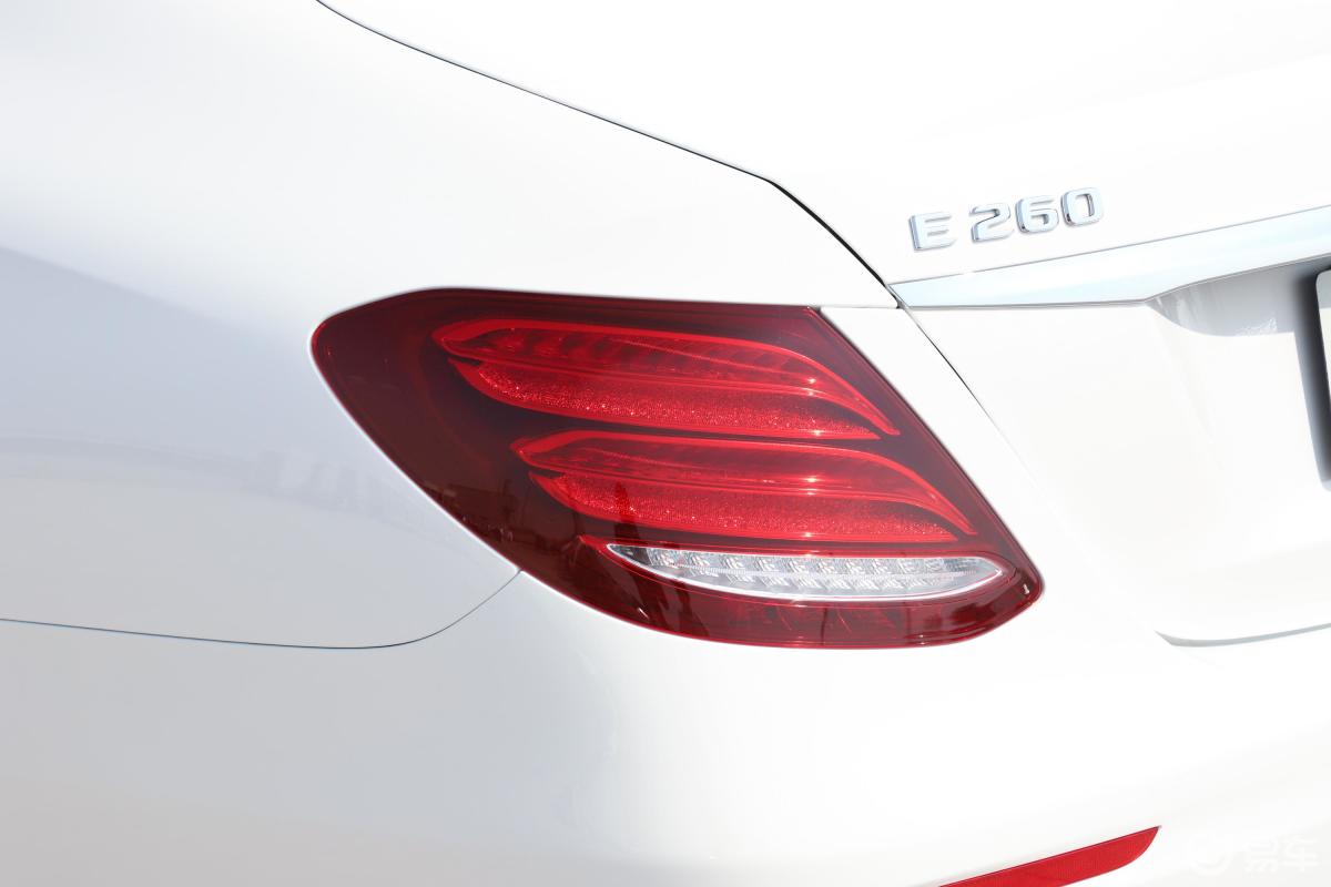 【奔驰e级(进口)2019款e 260 4matic 运动版尾灯侧45度俯拍汽车图片