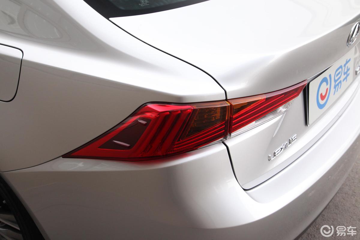 【雷克萨斯is2017款300 领先版尾灯侧45度俯拍汽车图片-汽车图片大全