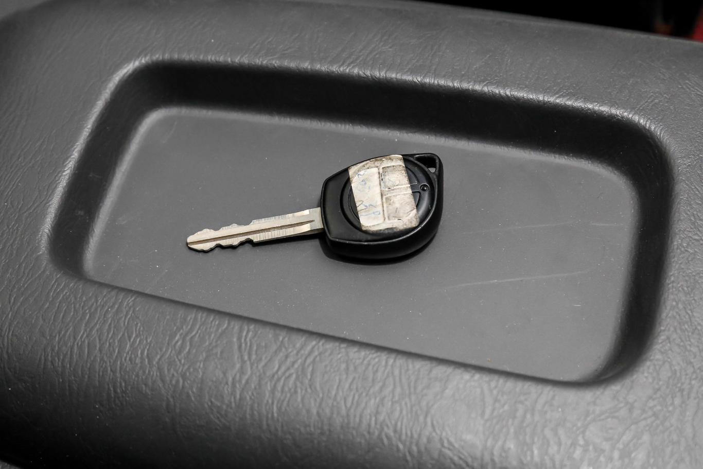 金杯新快运2.0l 手动 舒适版 6座 国v钥匙正面