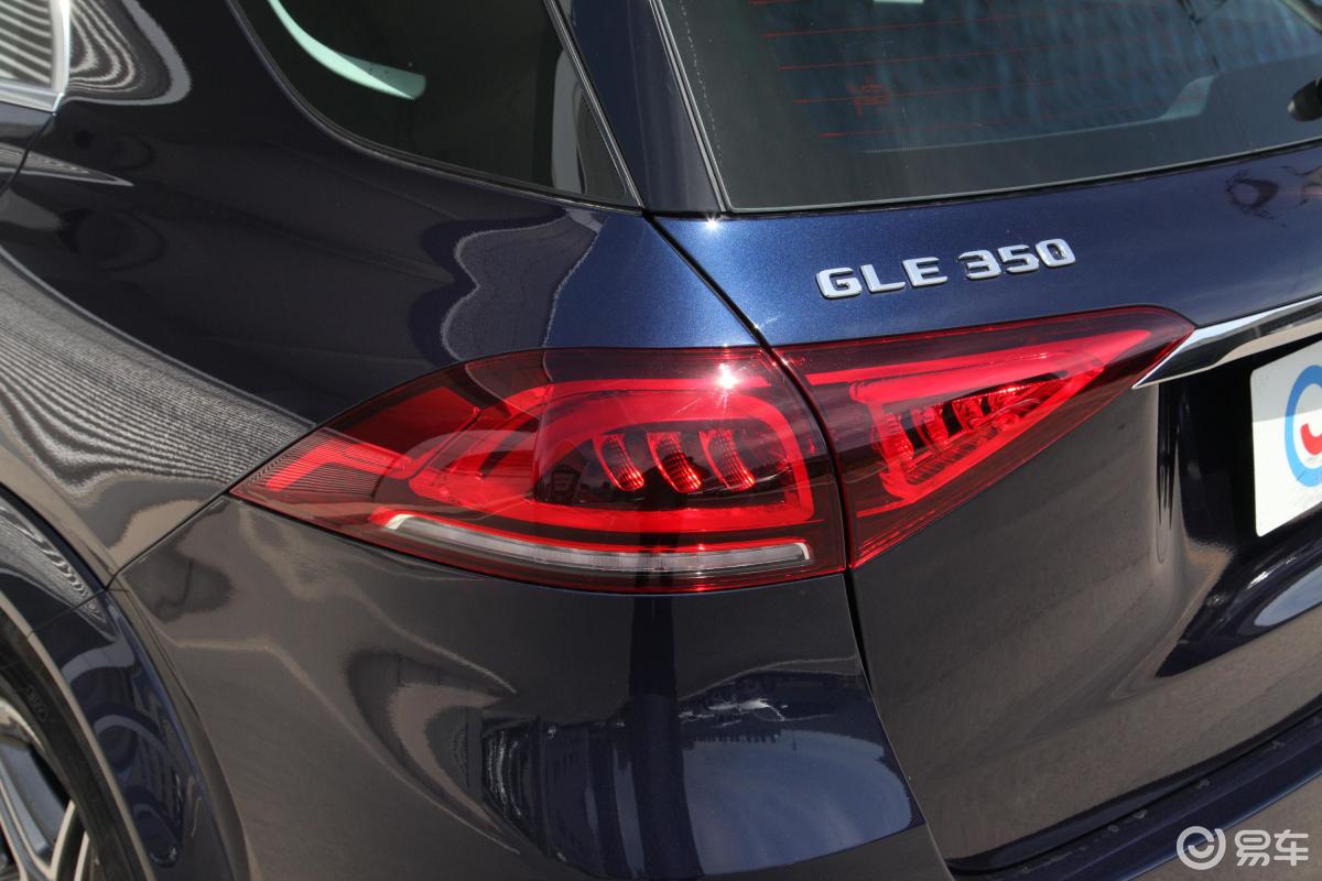 【奔驰gle2020款gle 350 4matic 豪华版尾灯侧45度俯拍汽车图片-汽车