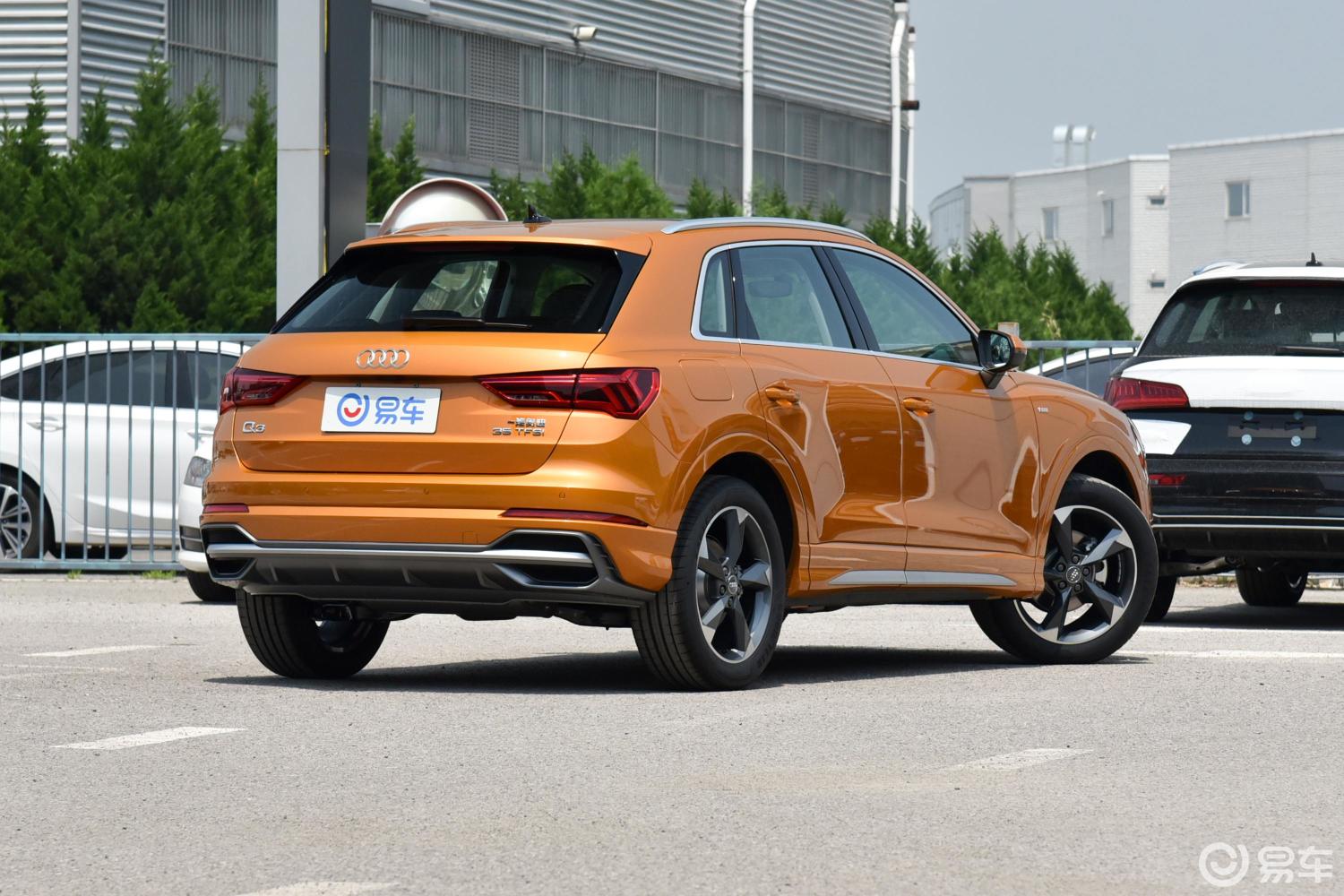 【奥迪q32019款35 tfsi 时尚动感版侧后45度车头向右水平汽车图片