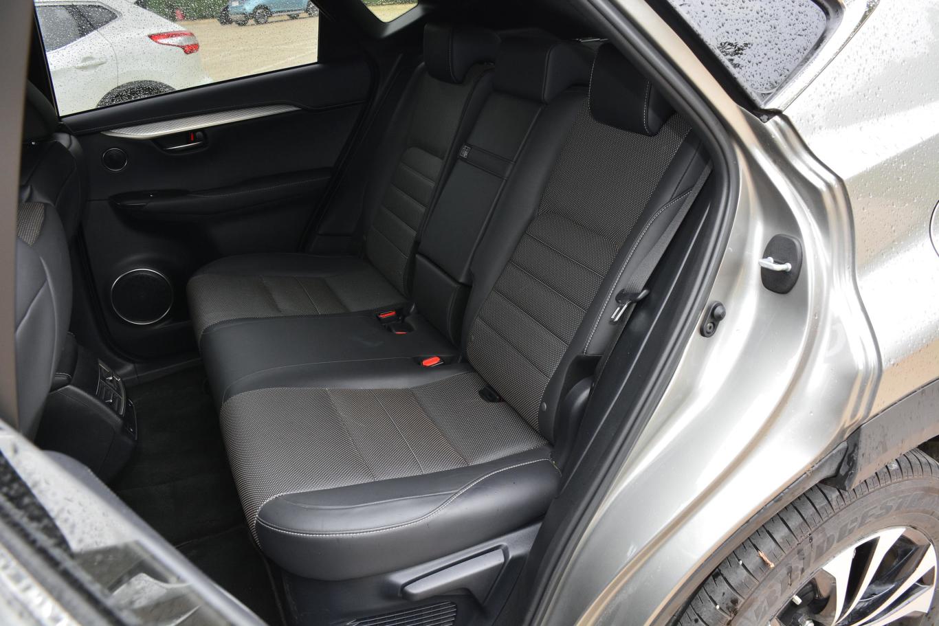 雷克萨斯nx300 f sport 国v后排座椅