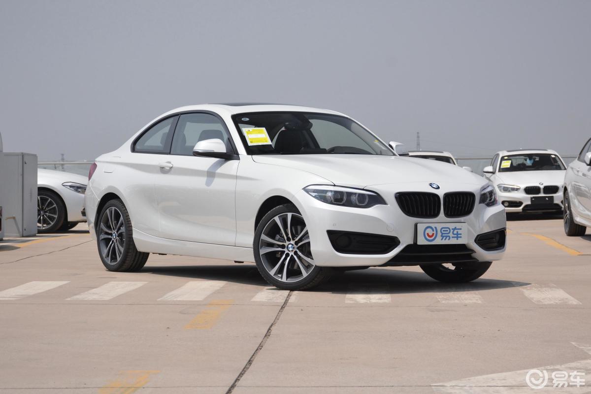 【宝马2系2019款双门轿跑车 225i 尊享型m运动套装侧前45度车头向右