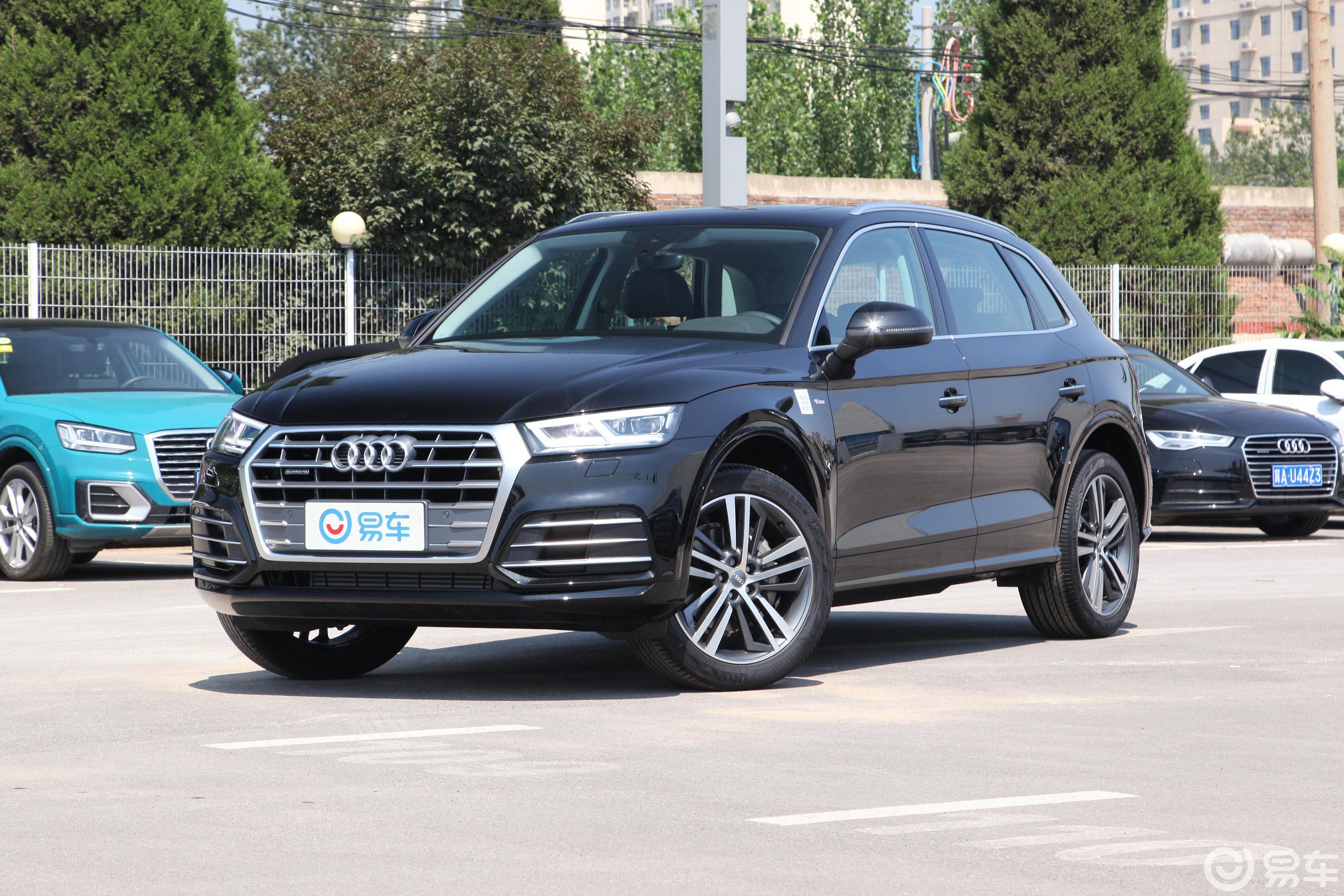 【奥迪q5l2018款45 tfsi 尊享时尚版 国vi侧前45度车头向左水平汽车