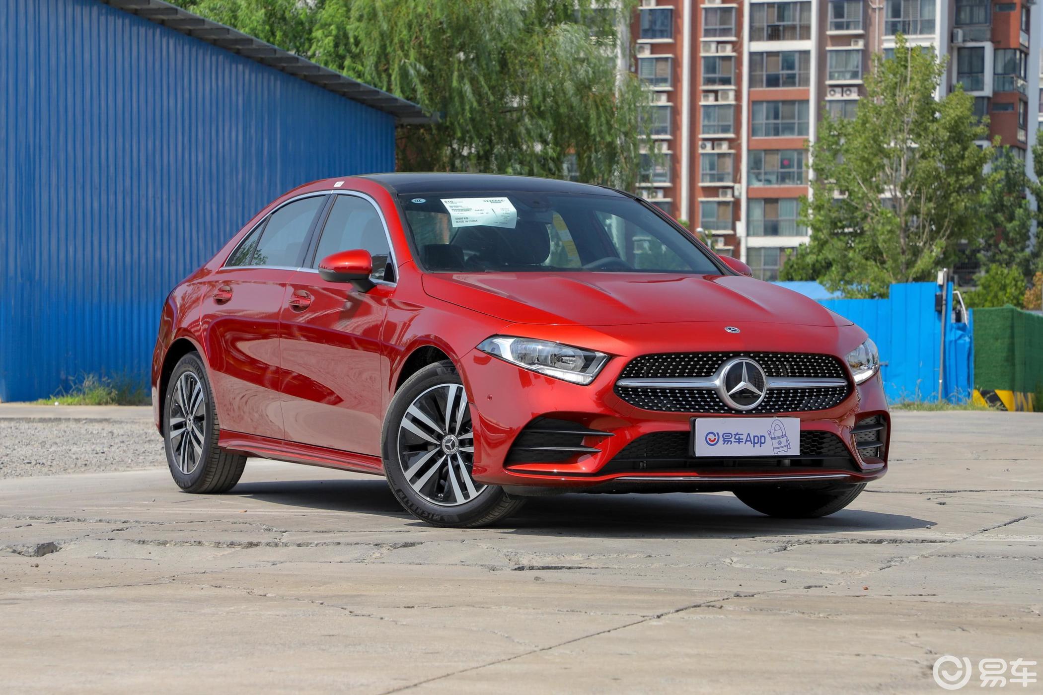 【奔驰a级2019款改款 a 180 l 运动轿车侧前45度车头向右水平汽车图片