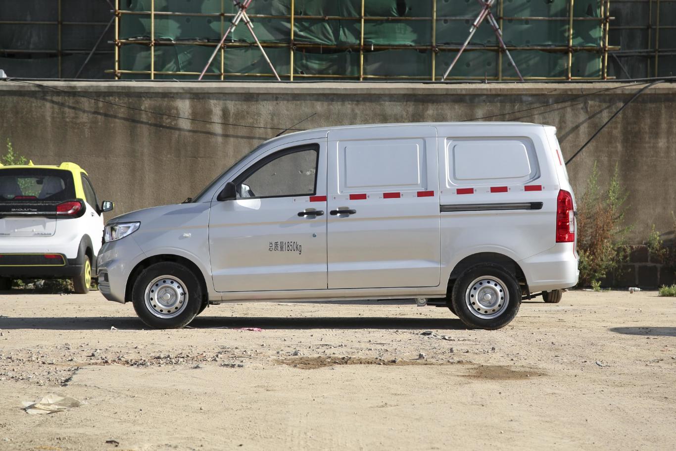 五菱宏光v1.5l 手动 基本型封窗车 国vi正侧车头向左水平