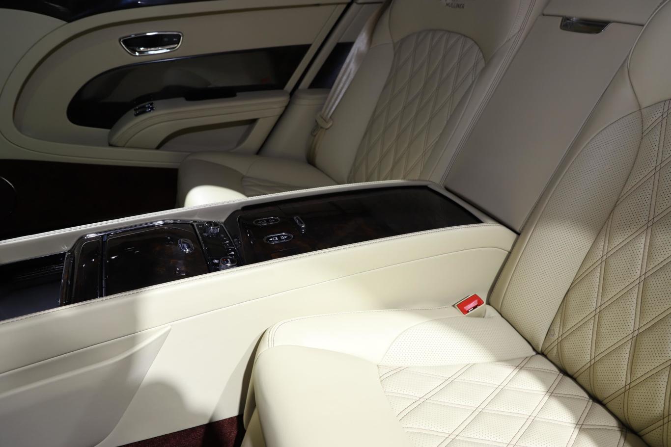 慕尚6.8t 手自一体 长轴距版后排腿部空间体验