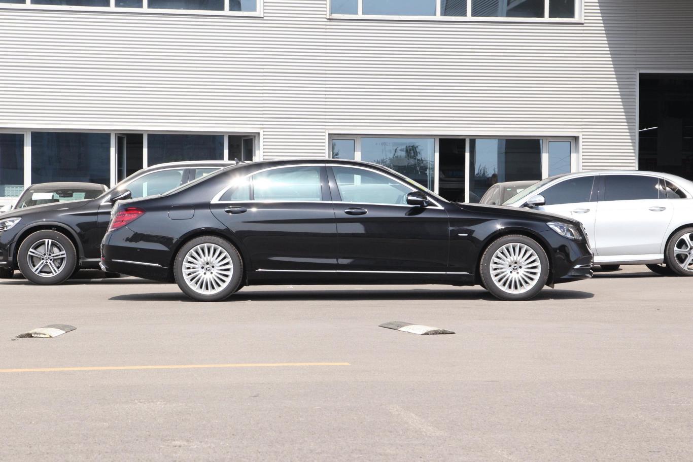 奔驰s级s 320 l 臻藏版正侧车头向右水平