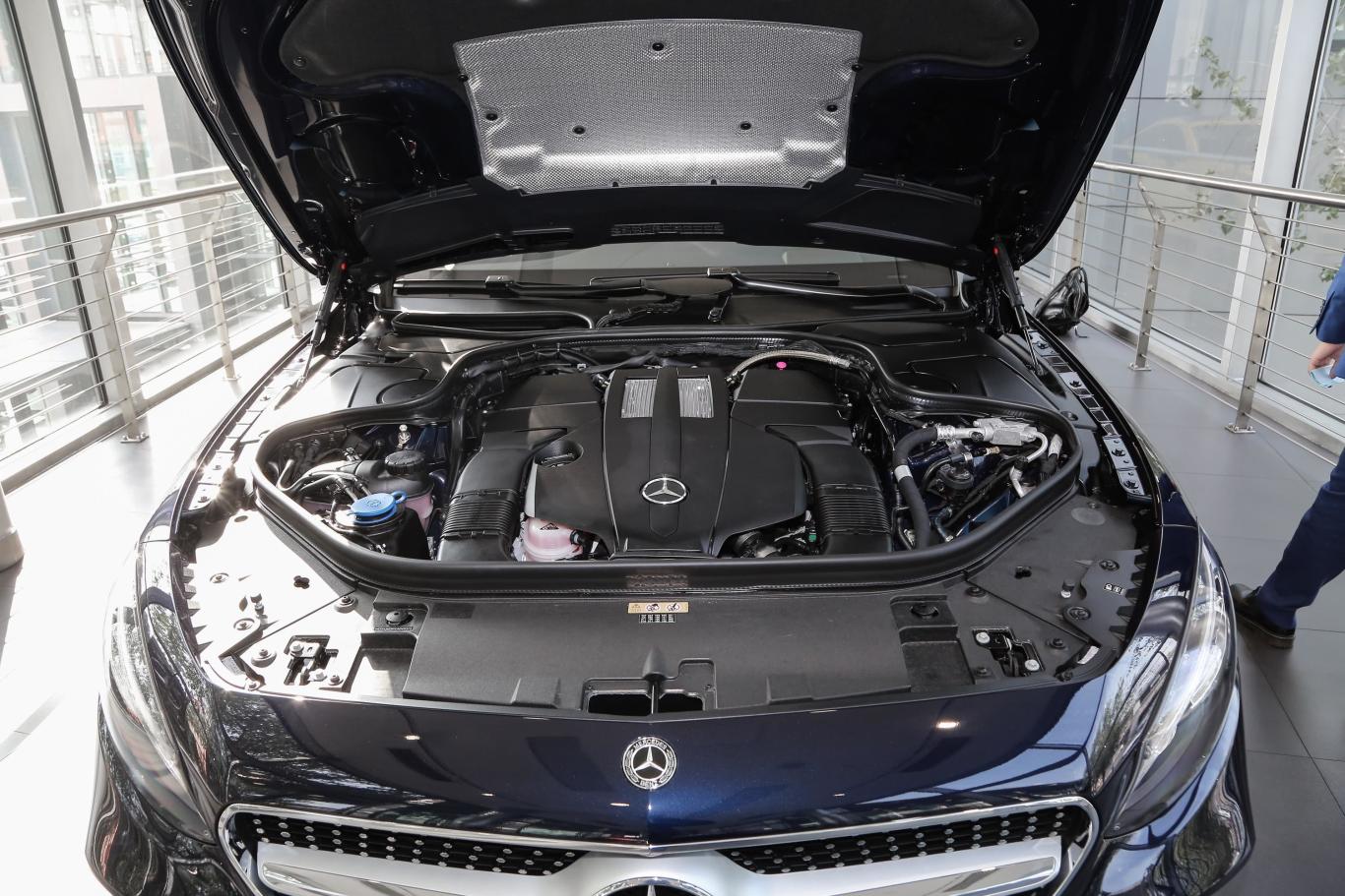 奔驰s级s 450 4matic 轿跑车发动机舱整体