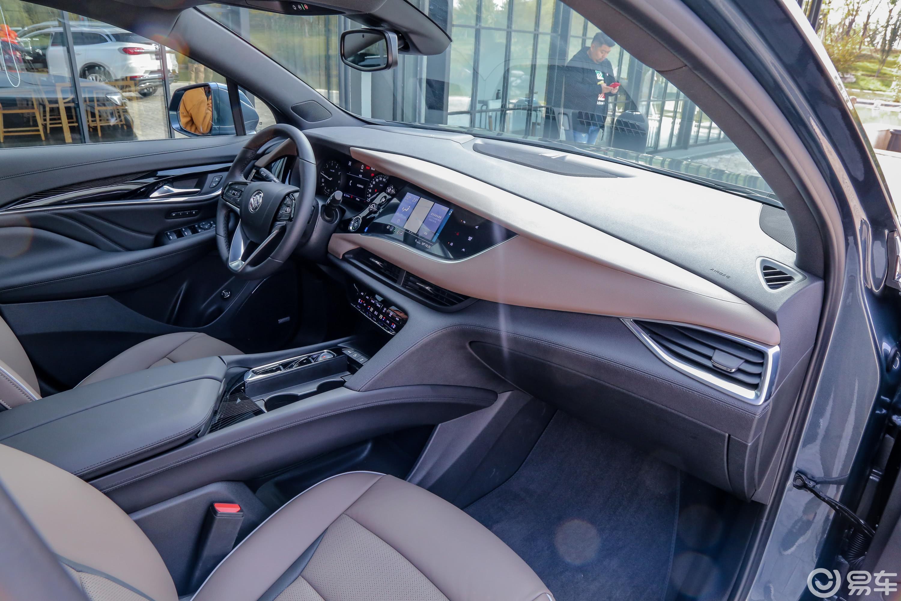【昂科旗2020款28t 四驱尊享旗舰型内饰全景副驾驶员方向汽车图片-汽