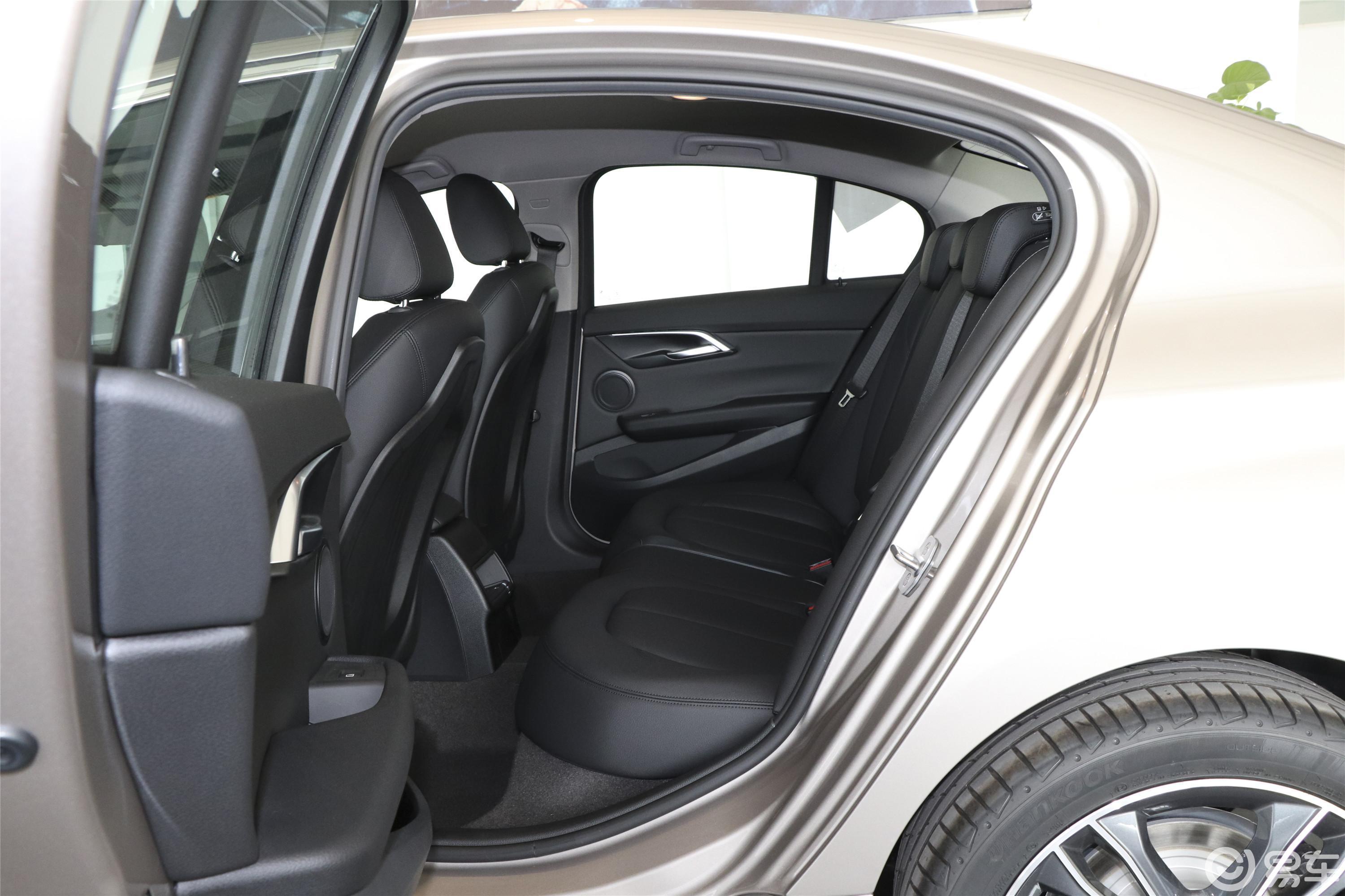 【宝马1系2020款120i 时尚版后排空间体验汽车图片-汽车图片大全】