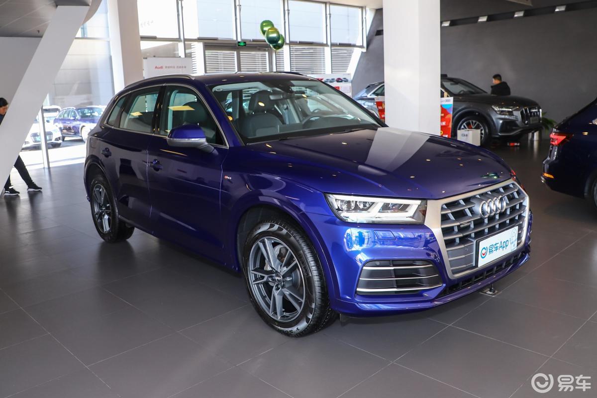 【奥迪q5l2020款45 tfsi 尊享时尚型侧前45度车头向右水平汽车图片