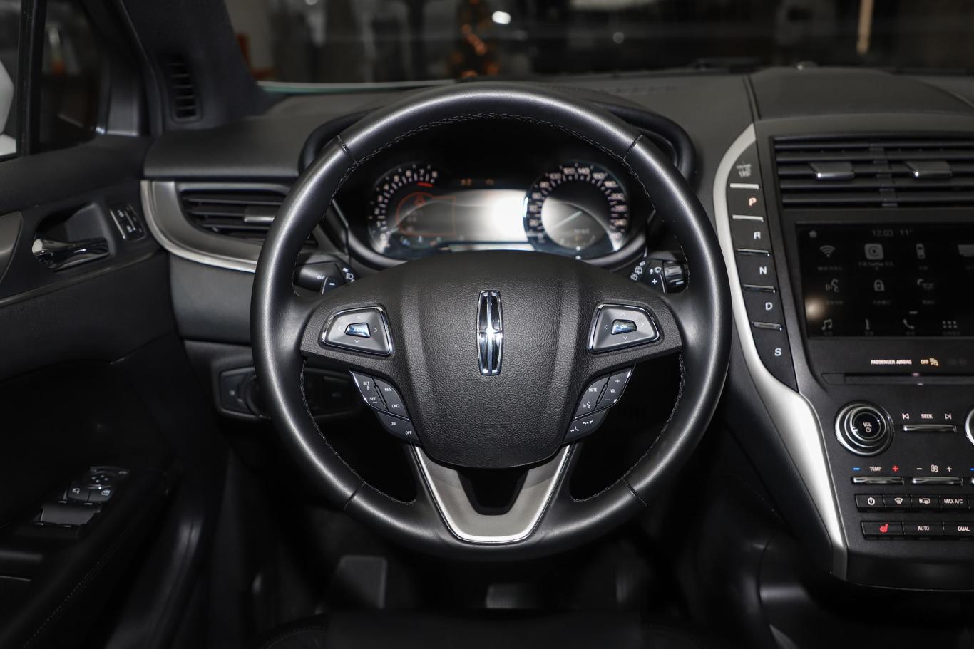 林肯mkc2.0t 手自一体 两驱 尊享版 国vi内饰