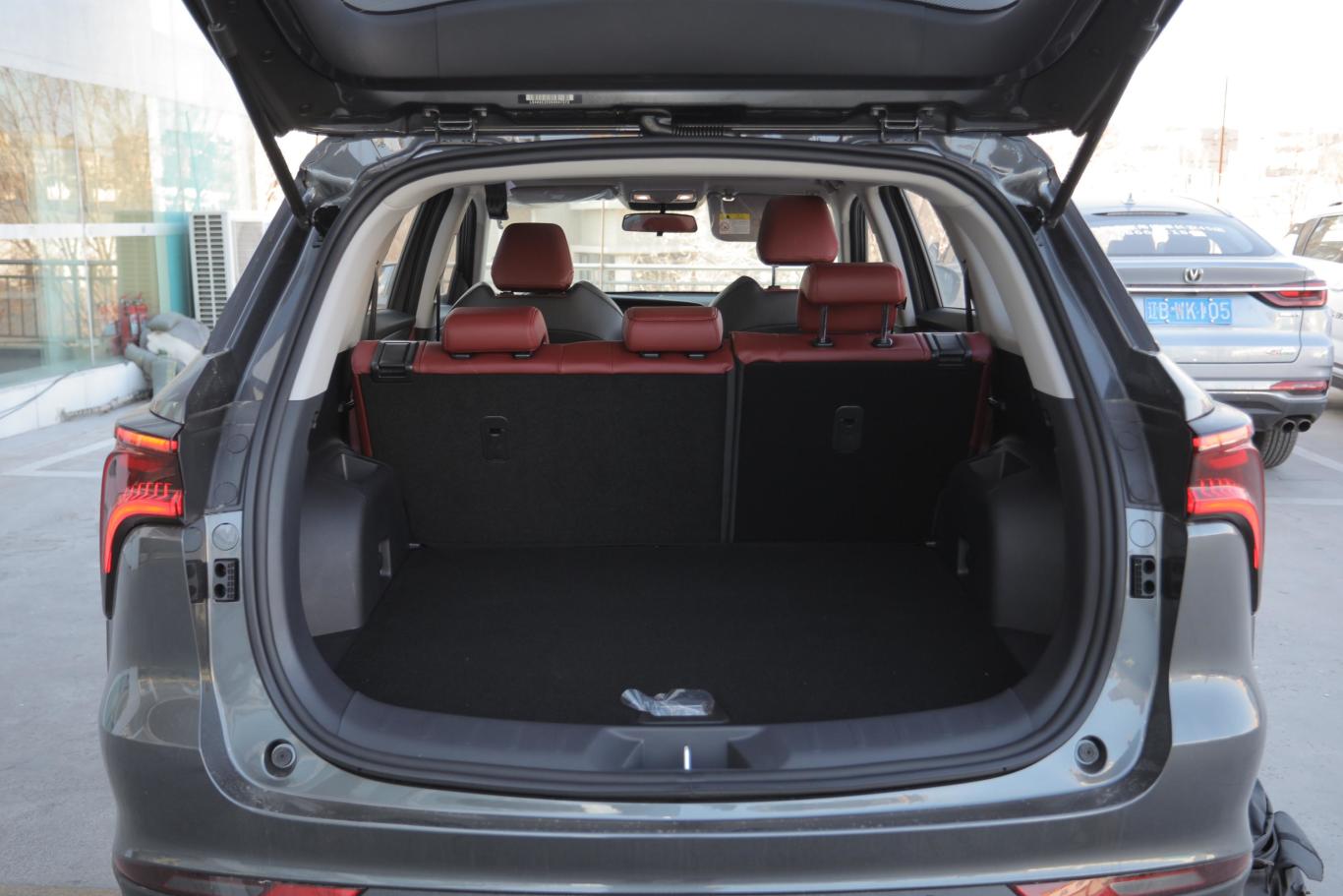 长安cs75plus1.5t 手自一体 精英型后备厢空间特写