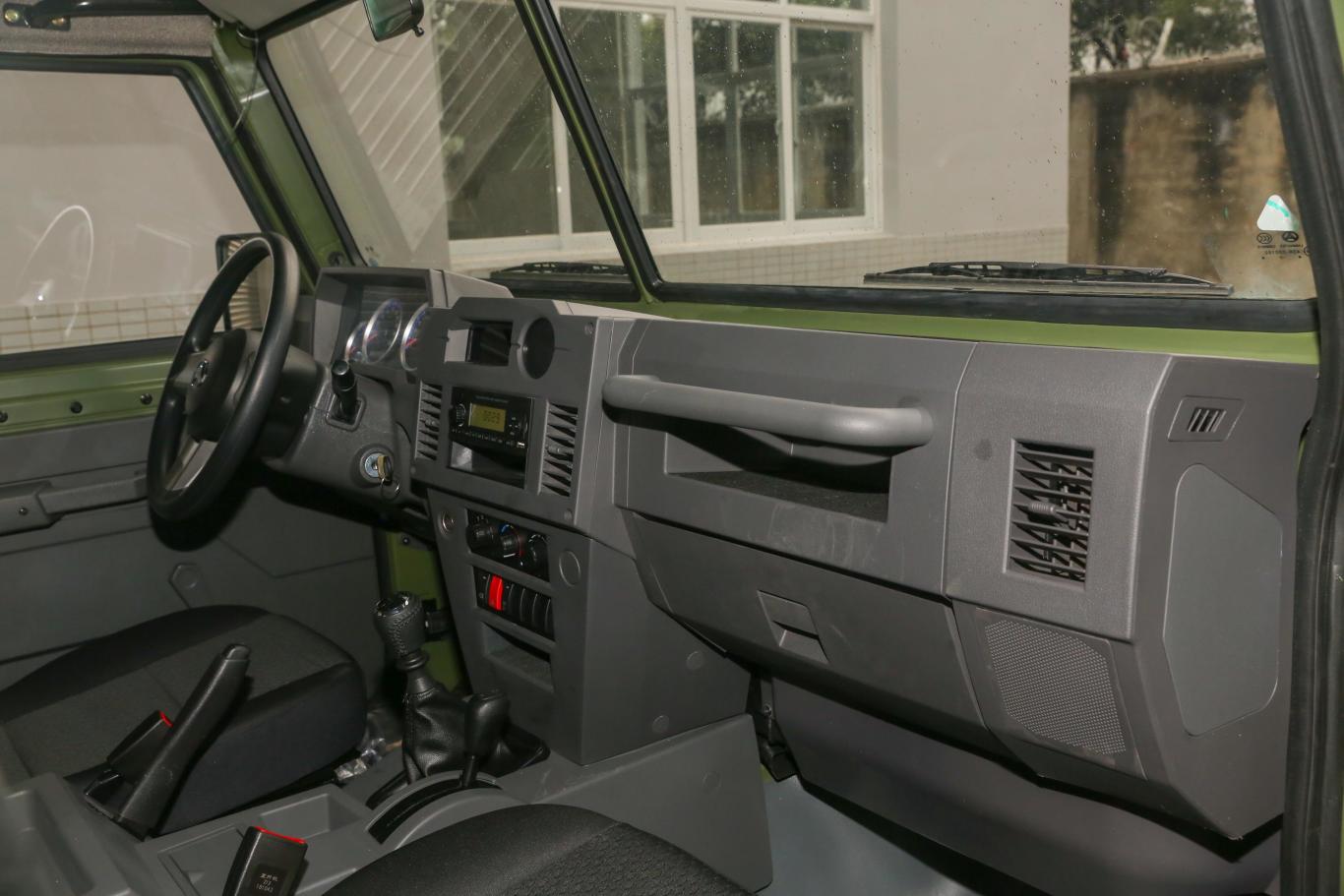 勇士2.4t 手动 四驱 三门汽油版 国vi内饰全景副驾方向