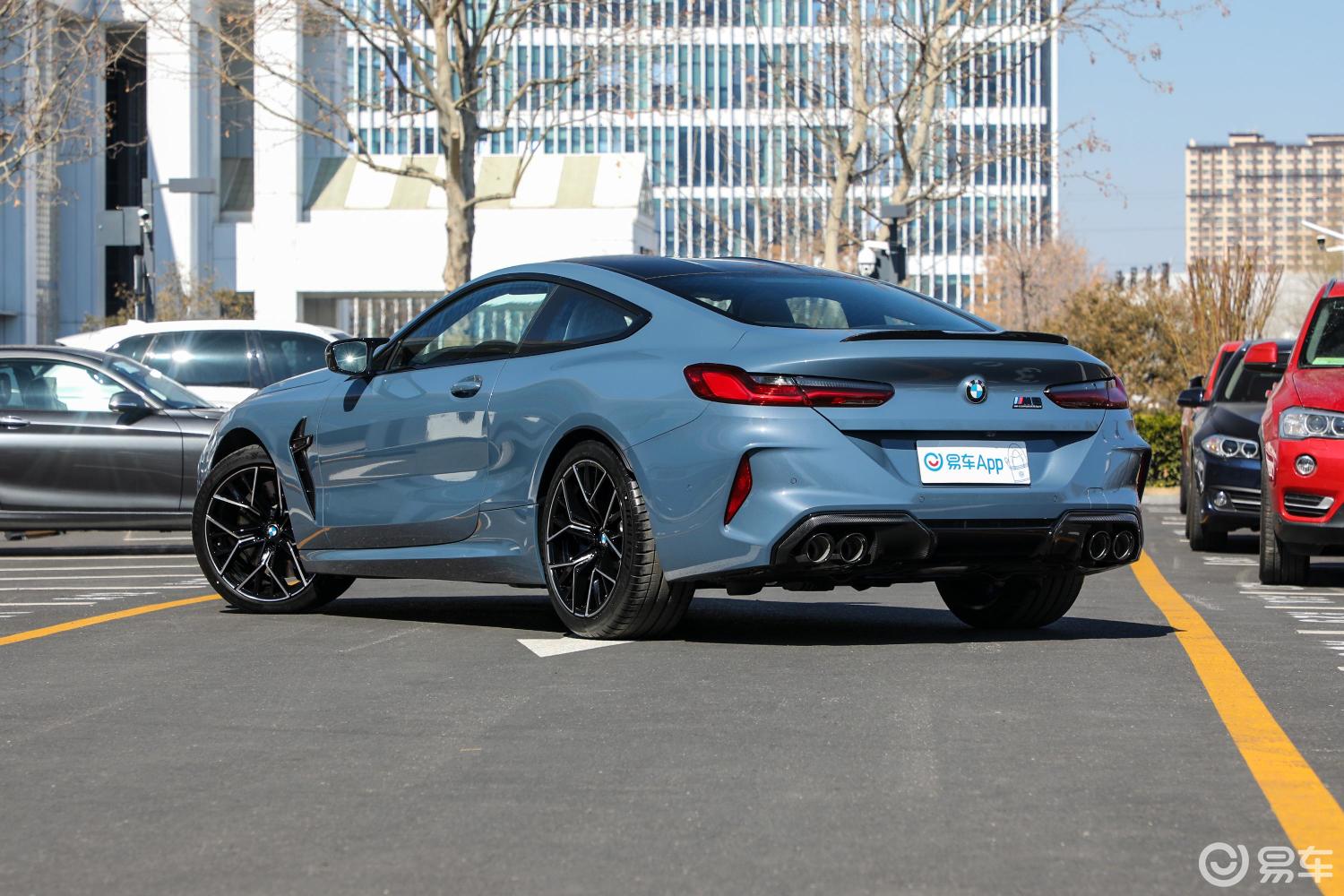 【宝马m82019款m8 双门轿跑车 雷霆版侧后45度车头向左水平汽车图片