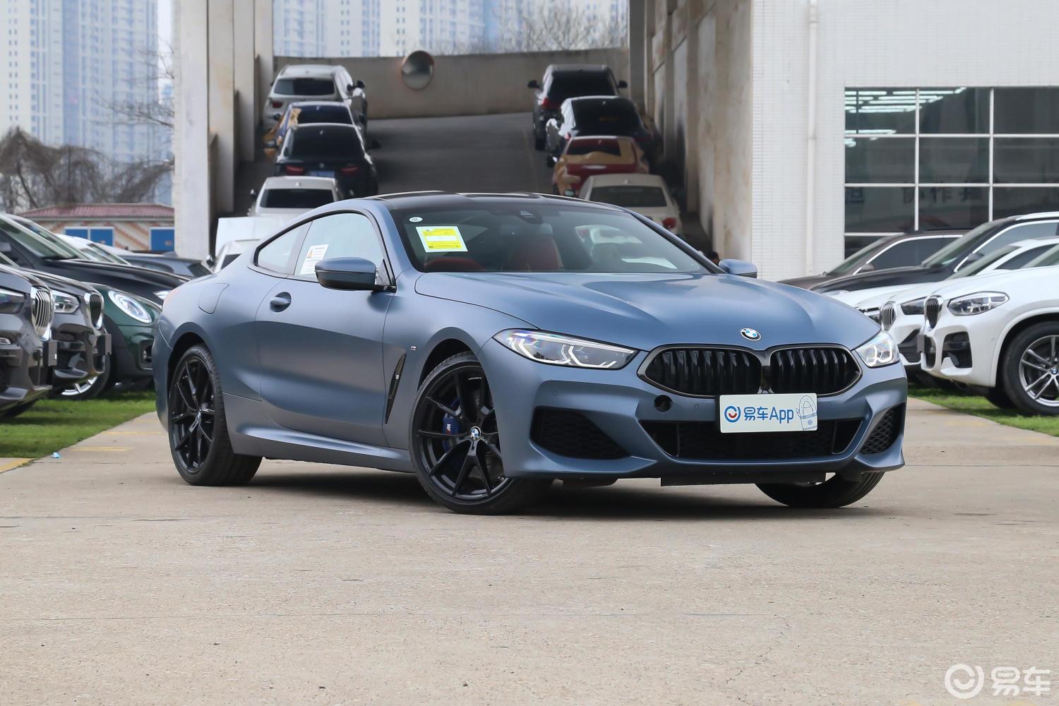 【宝马8系2019款双门轿跑车 840i 首发限量版侧前45度车头向右水平