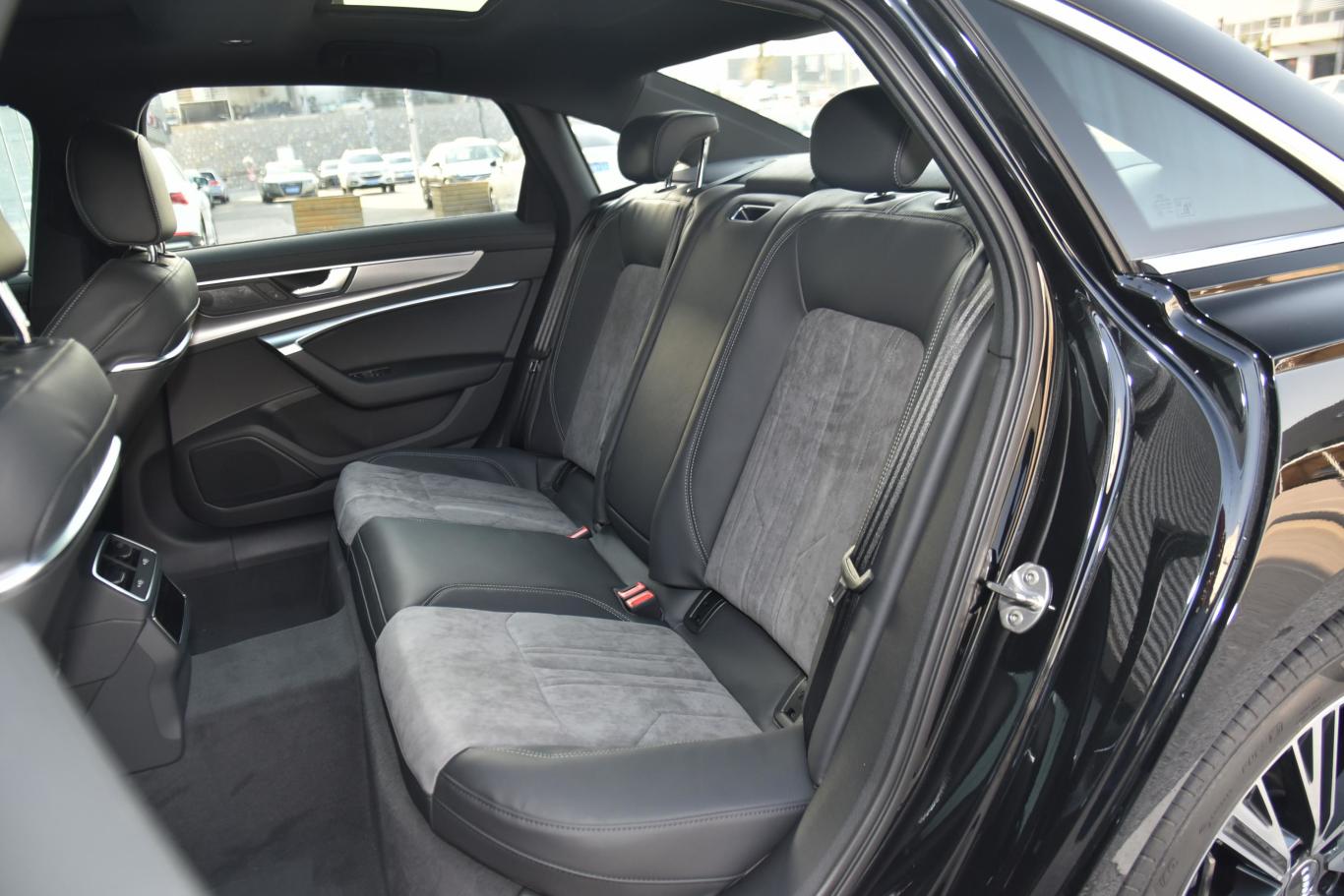 奥迪a6l45 tfsi 臻选动感版后排座椅