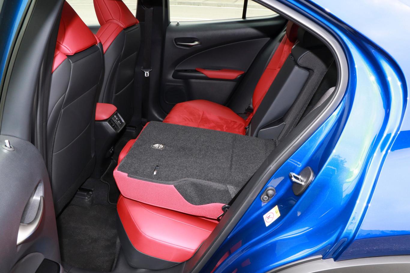 雷克萨斯ux200 f sport版空间