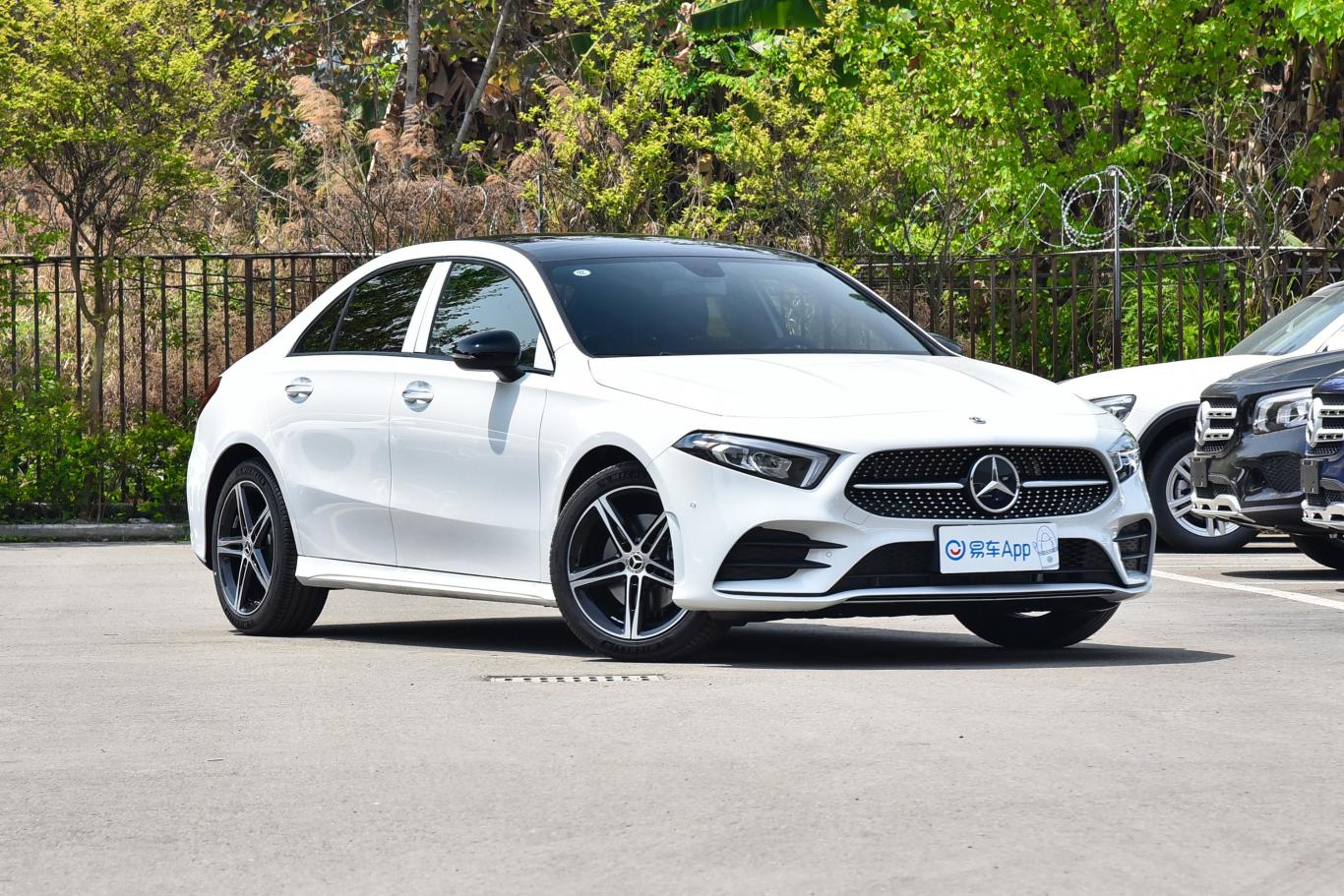 奔驰a级a 220 l 4matic 运动轿车外观