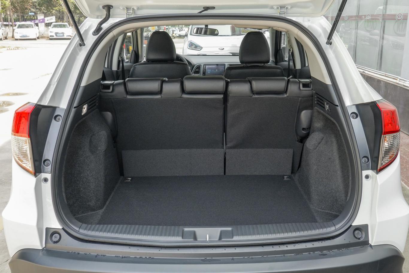 缤智1.5l cvt 先锋版后备厢空间特写