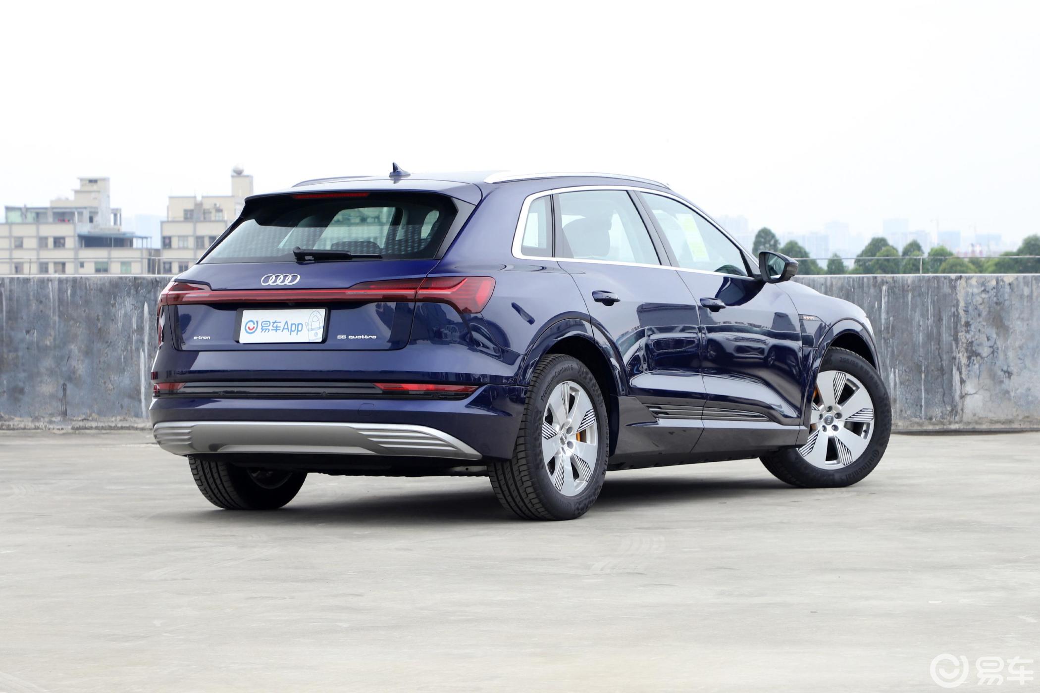 【奥迪e-tron2020款55 quattro 时尚版侧后45度车头向右水平汽车图片