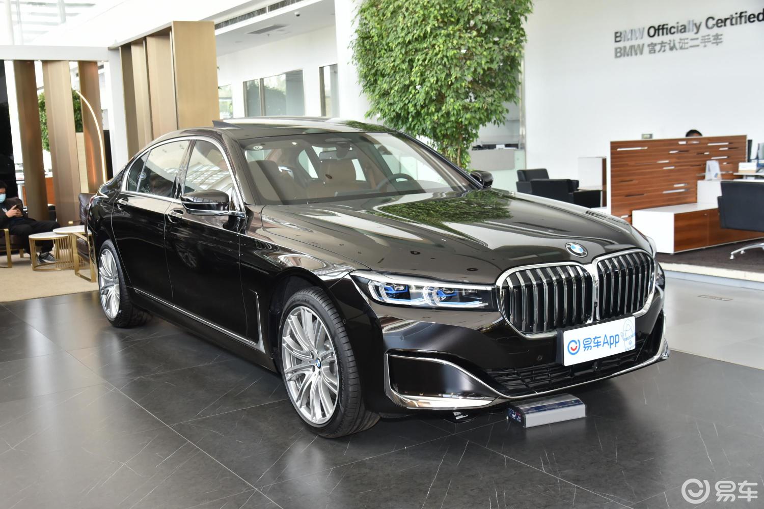 【宝马7系2019款改款 750li xdrive v8 豪华套装侧前45度车头向右水平