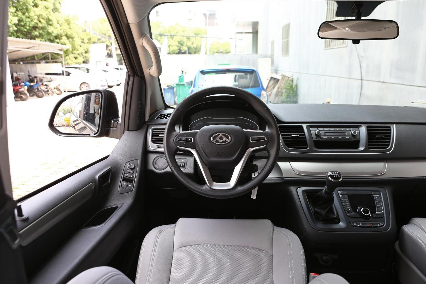 上汽大通maxus g102.0t 手动智享版 柴油 7座驾驶位区域