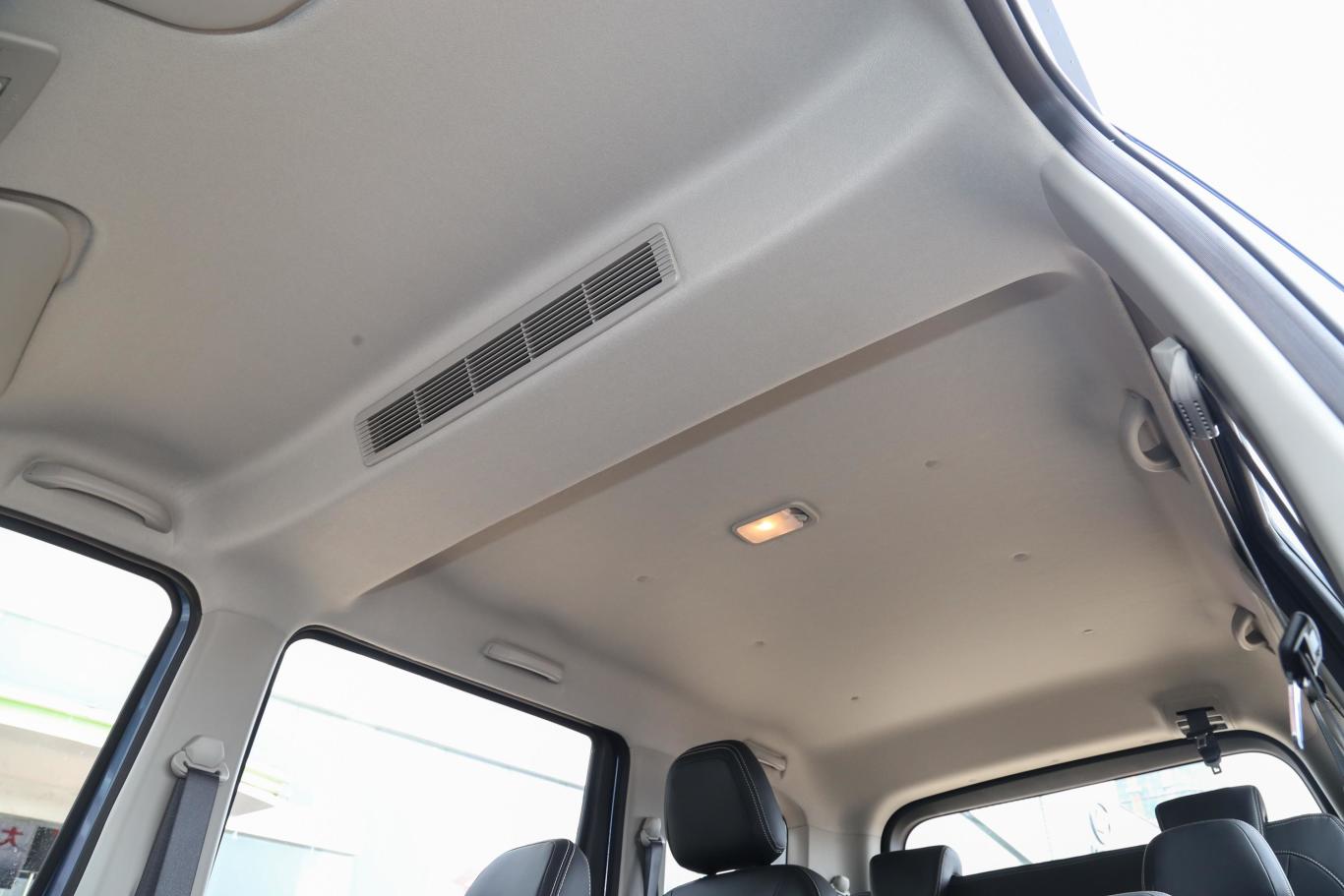 五菱宏光plus1.5l 手动 舒适型 7座天窗内拍关闭