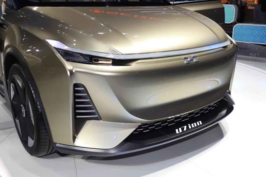 【爱驰u72020款顶配版前格栅侧俯拍汽车图片-汽车图片大全】-易车