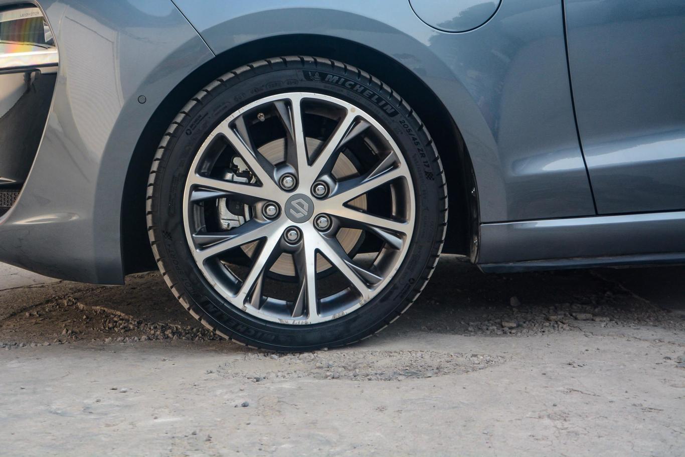 零跑s01460 pro前轮毂造型