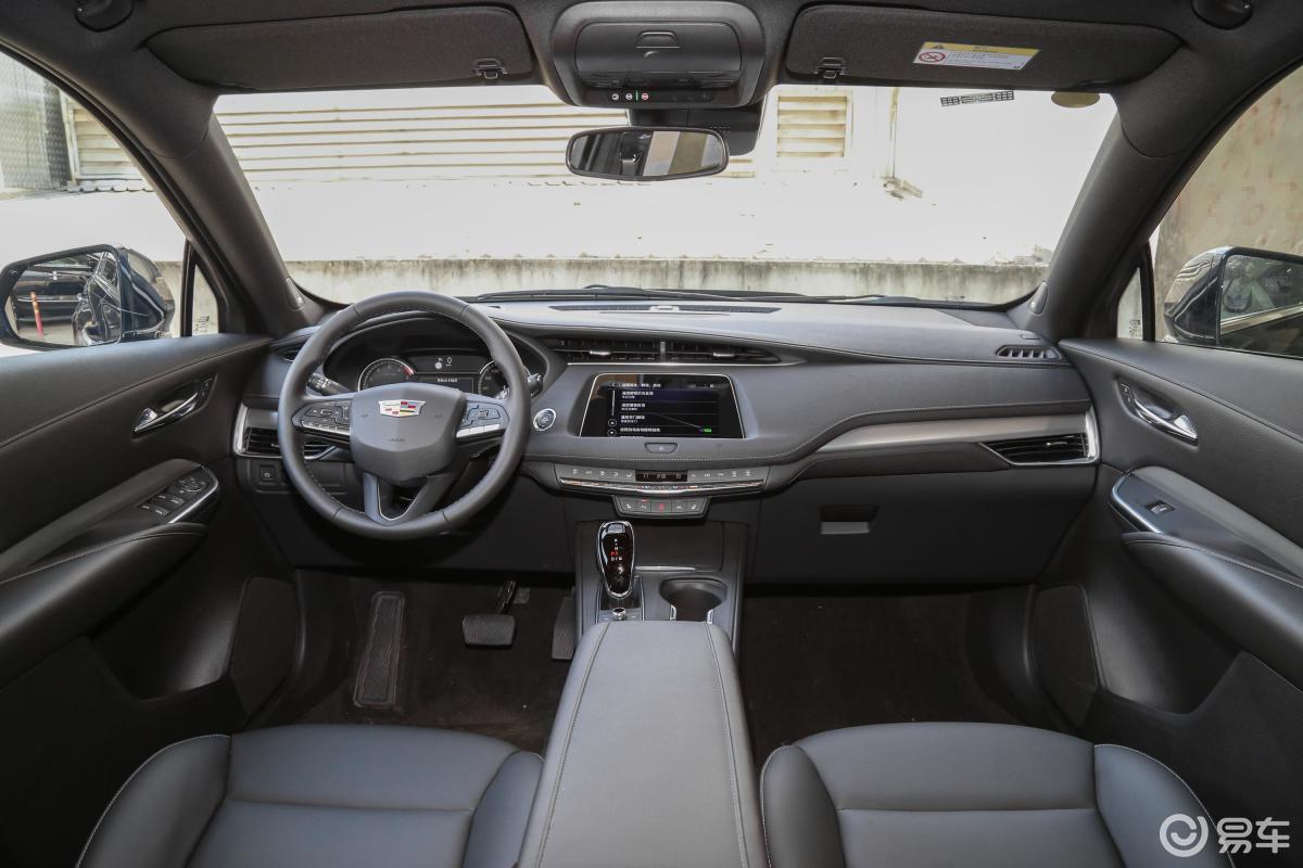 【凯迪拉克xt42020款改款 28t 两驱 领先运动型内饰全景正拍汽车图片
