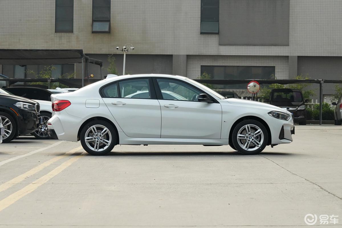 【宝马1系2021款120i m运动曜夜版正侧车头向右水平汽车图片-汽车图片