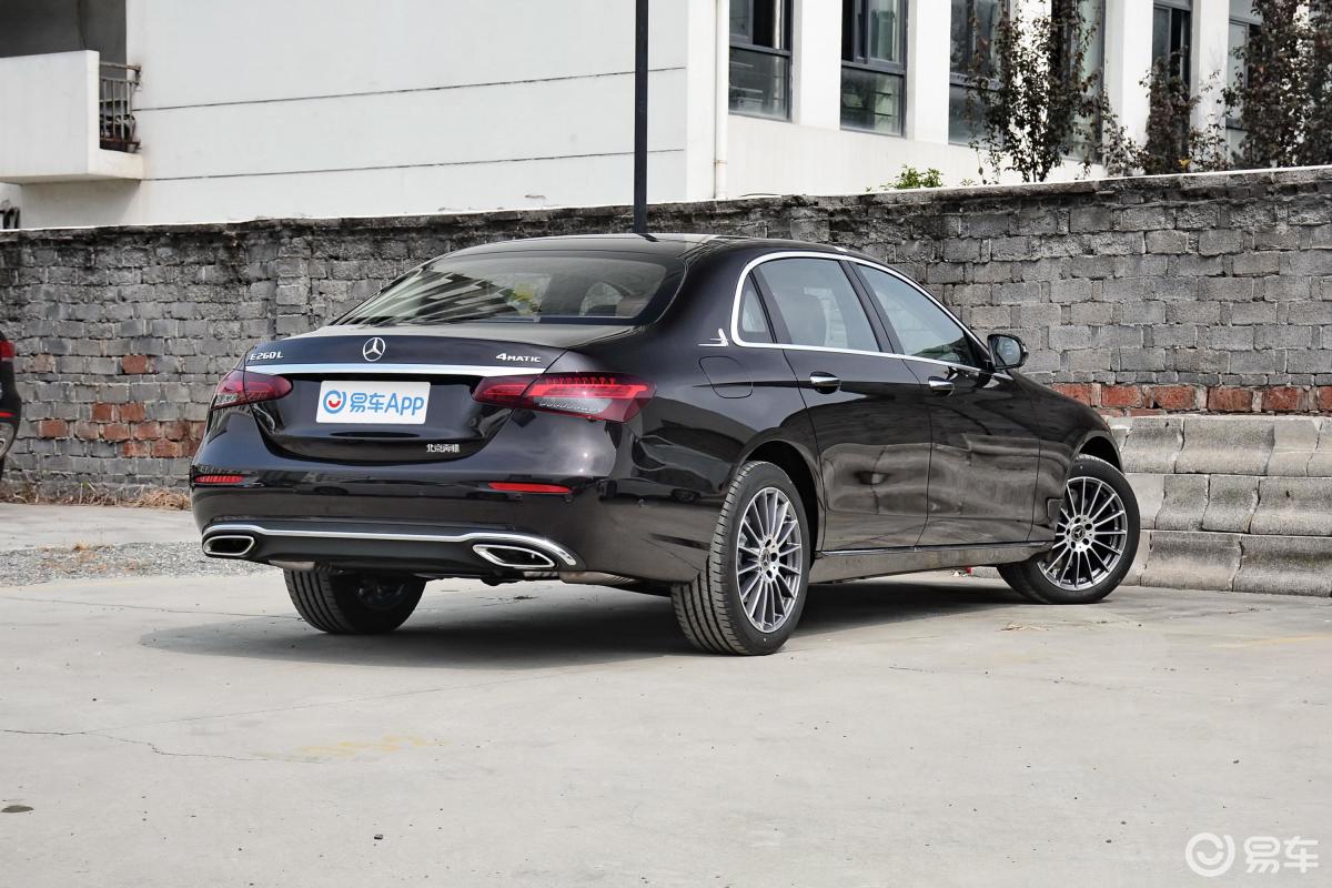 【奔驰e级2021款e 260 l 4matic侧后45度车头向右水平汽车图片-汽车