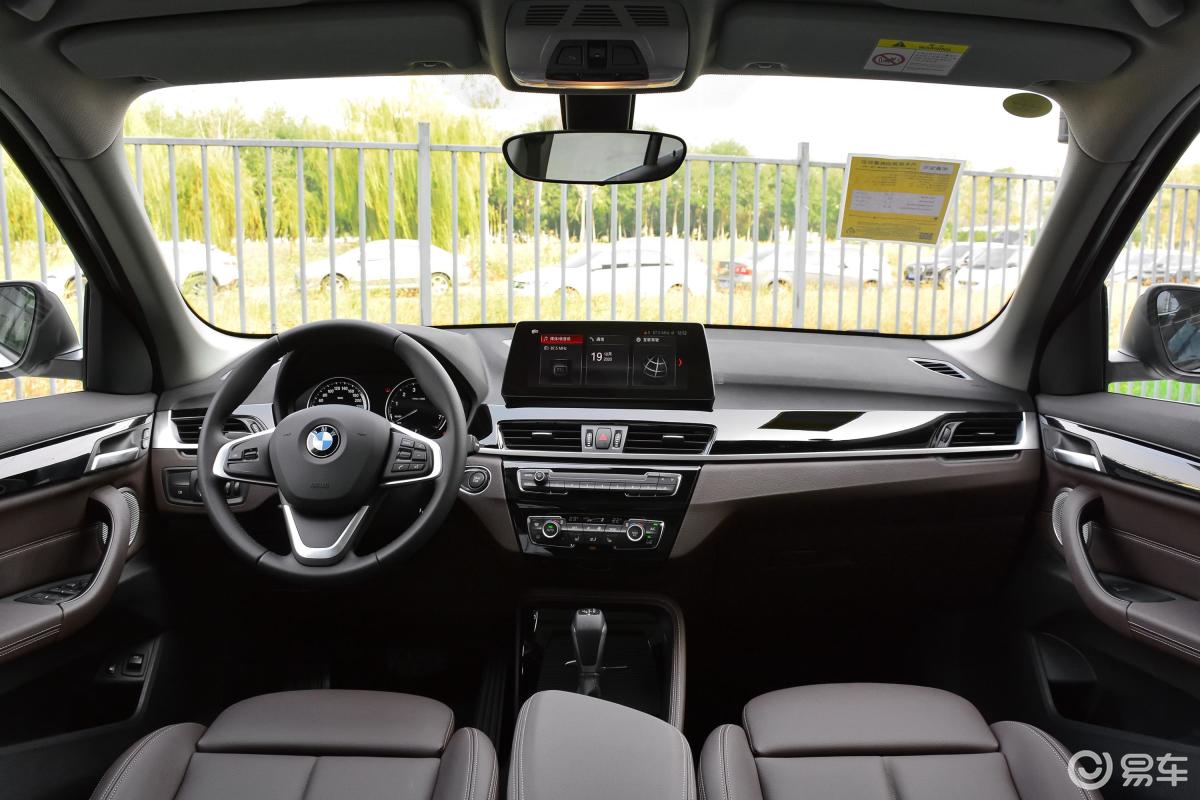 【宝马x1 插电混动2021款xdrive30le 尊享型内饰全景正拍汽车图片