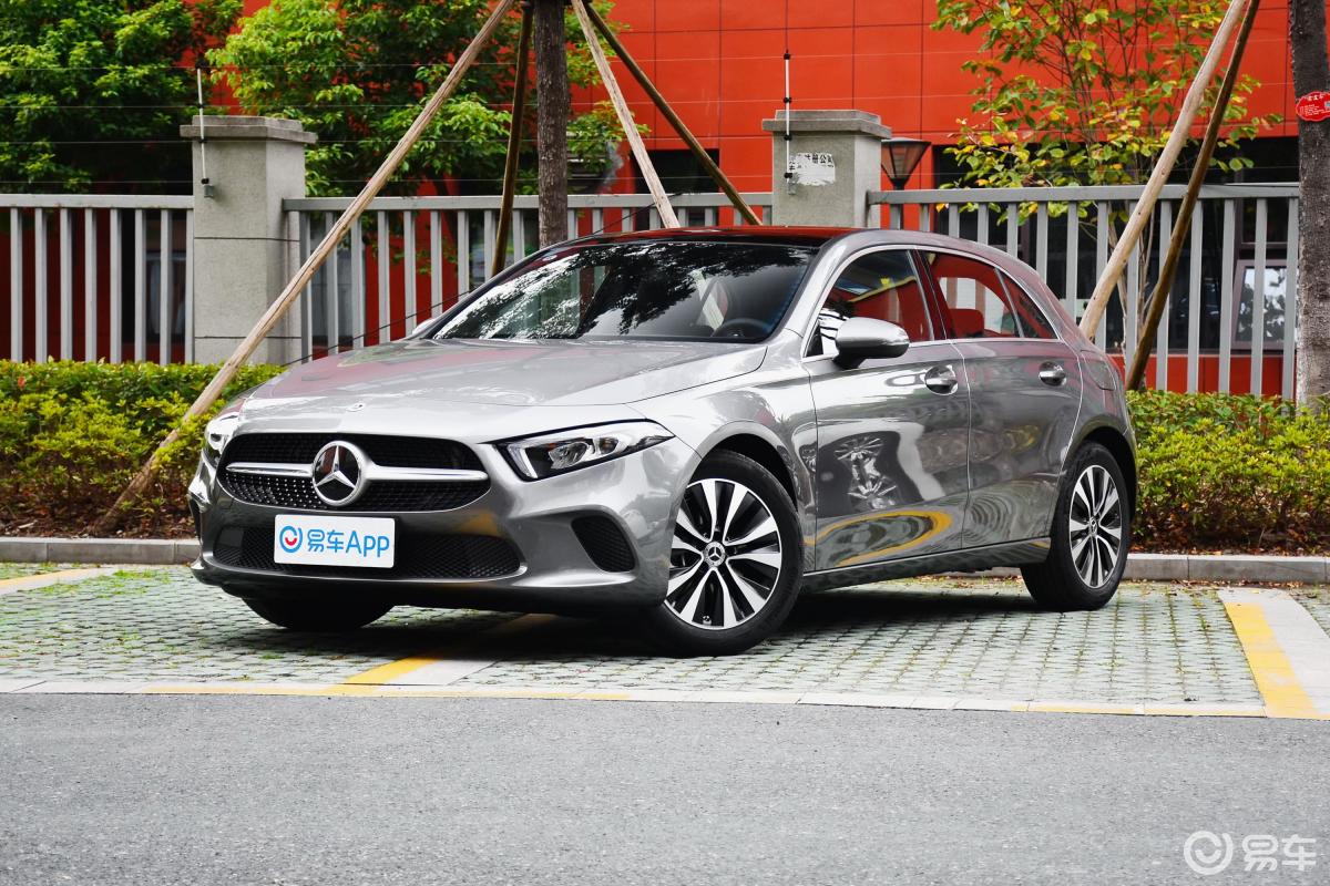 【奔驰a级(进口)2021款a 200 动感型侧前45度车头向左水平汽车图片