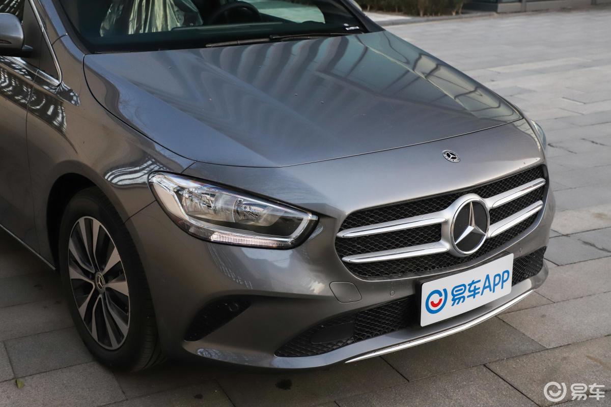 【奔驰b级2021款b 180 时尚型前格栅侧俯拍汽车图片-汽车图片大全】