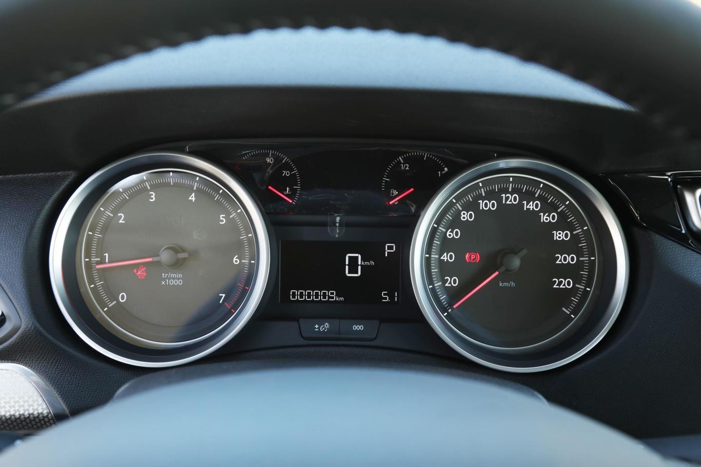 标致408230thp 双离合十周年质臻版仪表盘