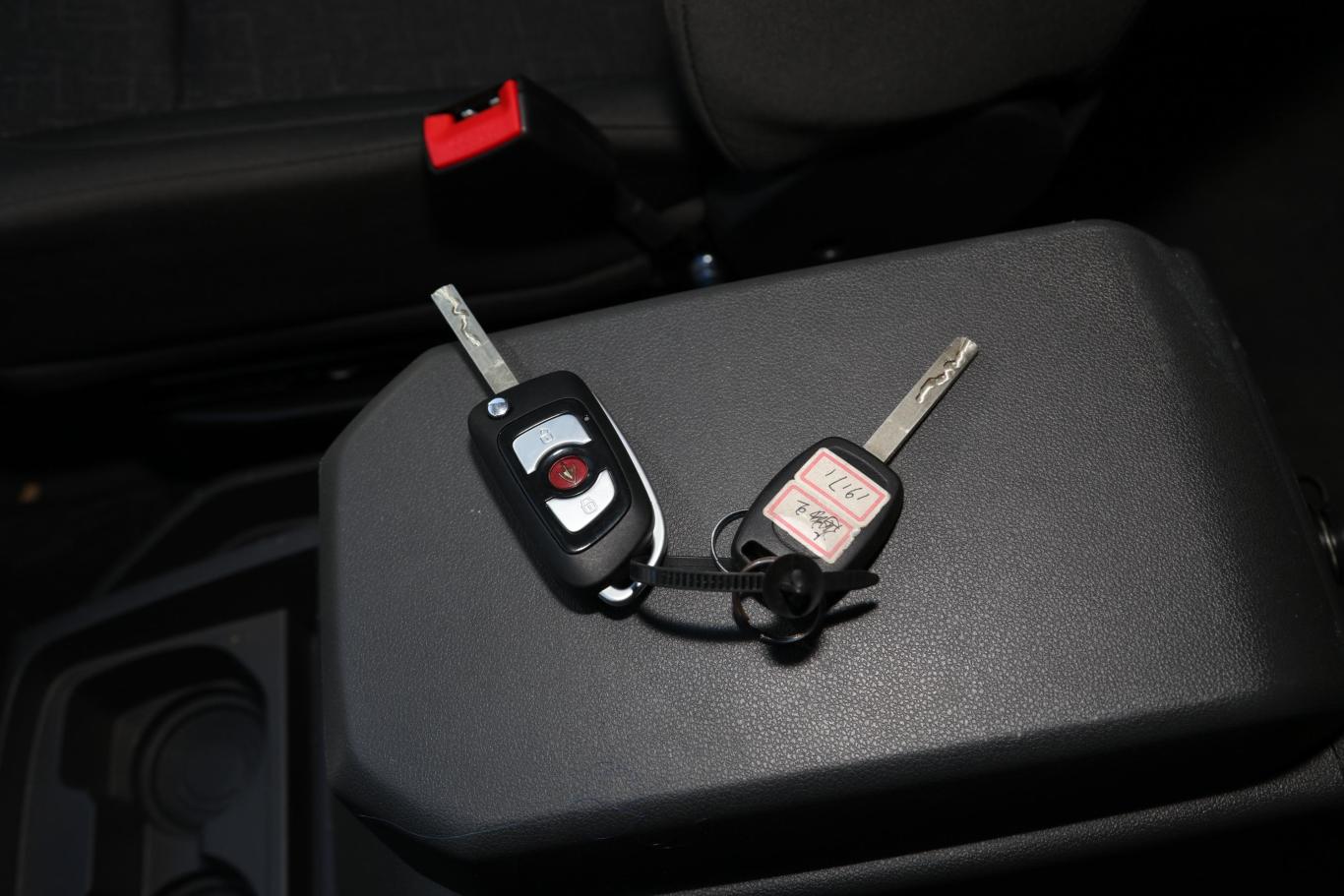 金杯海狮王商务王 2.0l 手动 标准顶 悦享型 7座钥匙正面