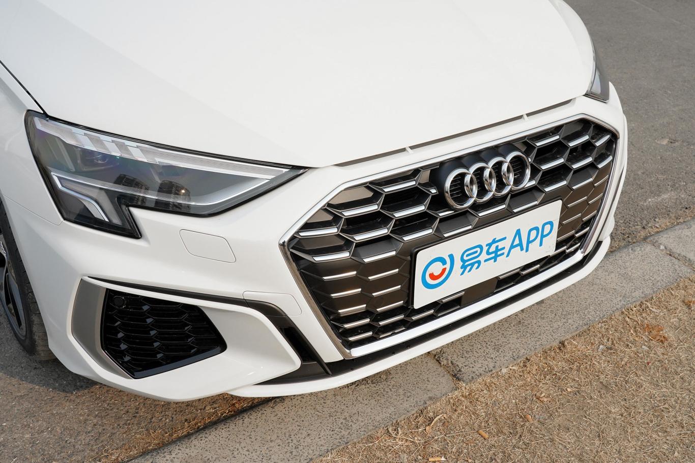 奥迪a3sportback 35 tfsi 进取运动型前格栅侧俯拍