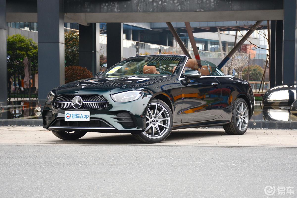 【奔驰e级(进口)2021款e 260 4matic 敞篷轿跑车前格栅侧俯拍汽车图片
