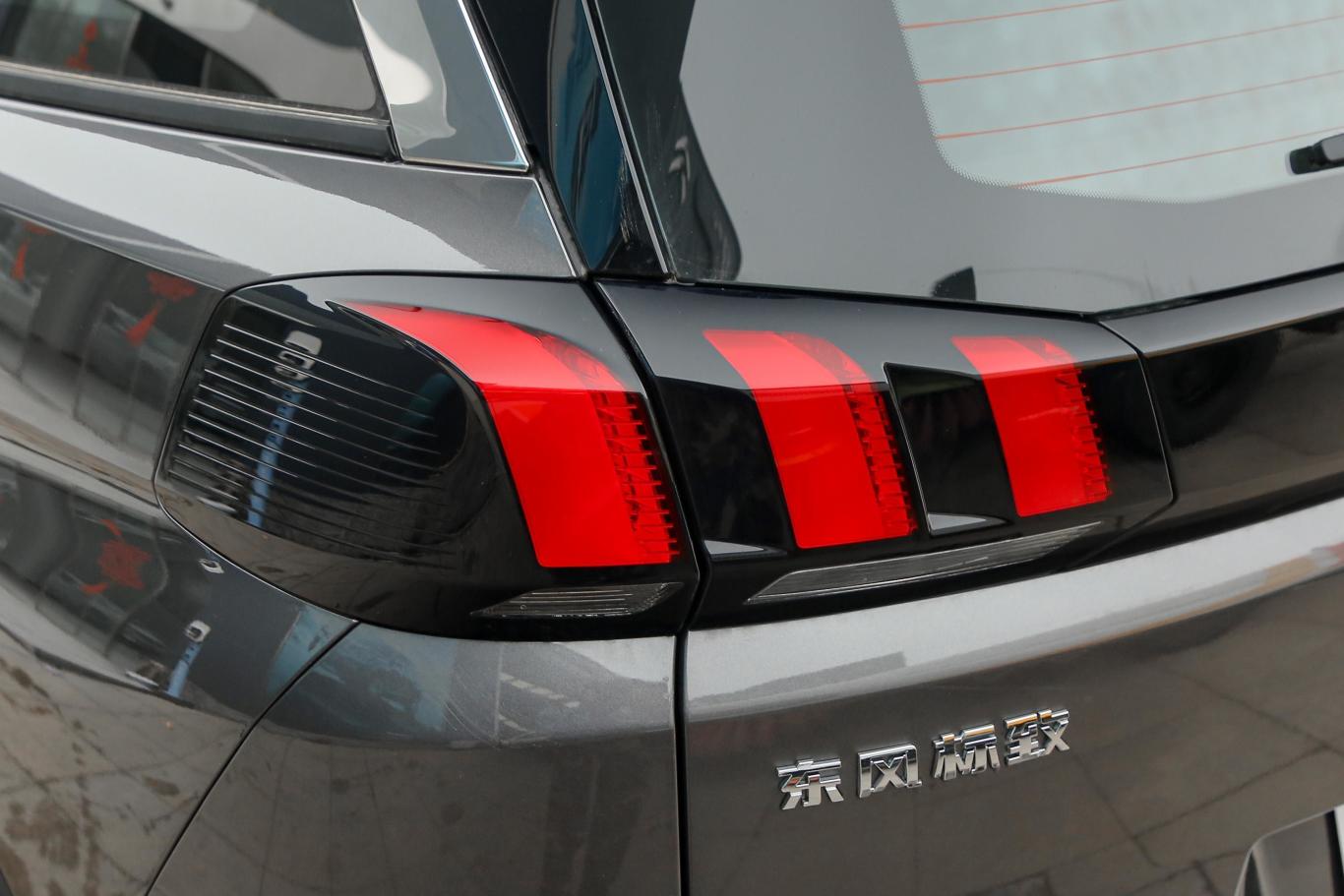 标致5008360thp 实力版 5座尾灯侧45度俯拍