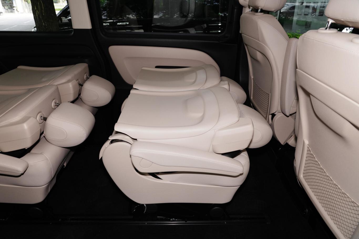 威霆2.0t 商务版 9座后排空间