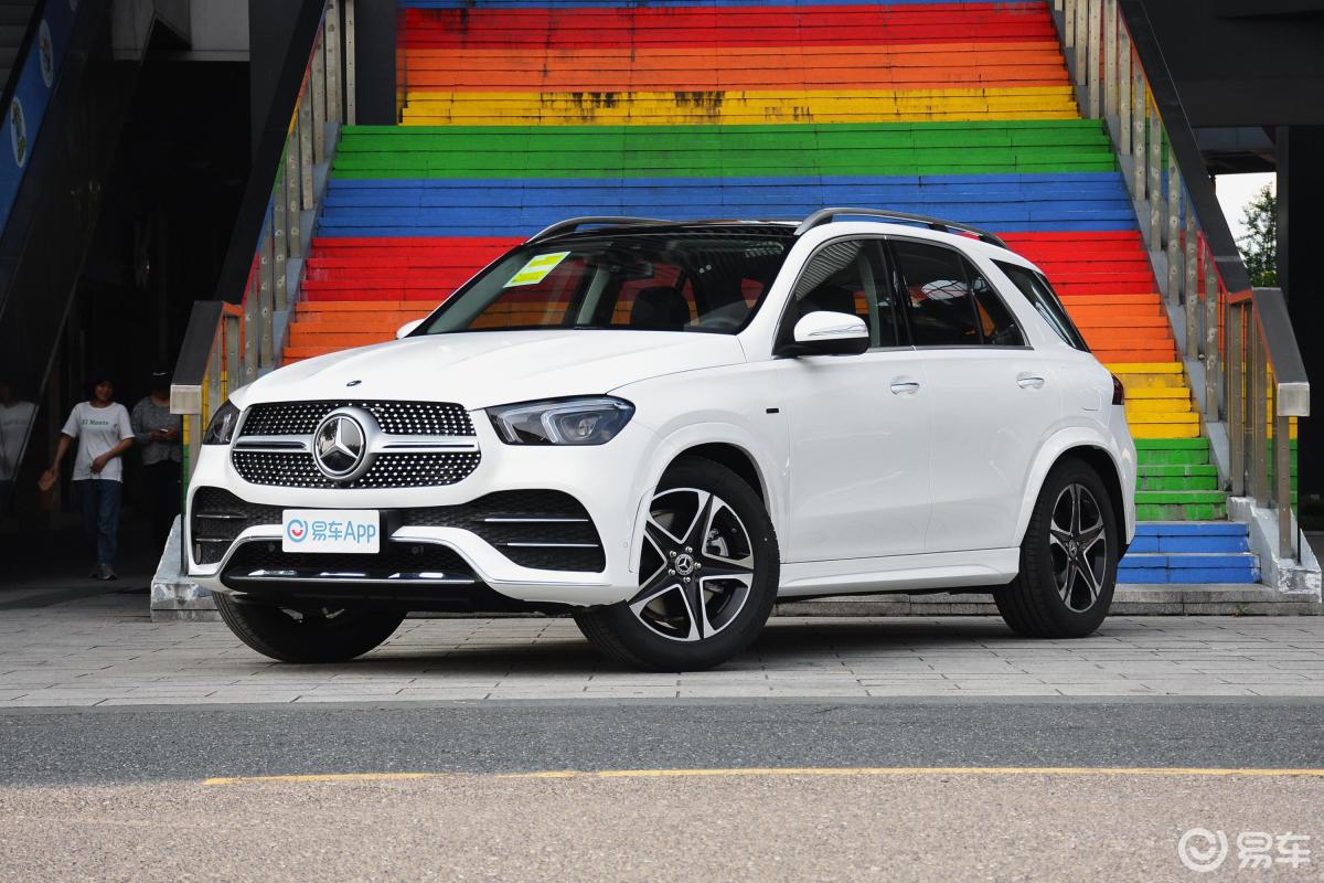 【奔驰gle 插电混动2021款gle 350 e 4matic侧前45度车头向左水平汽车