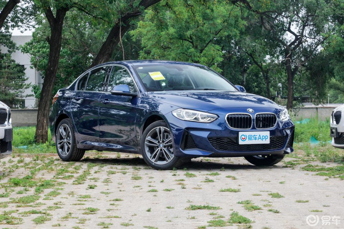 【宝马1系2021款改款 120i m运动版侧前45度车头向右水平汽车图片