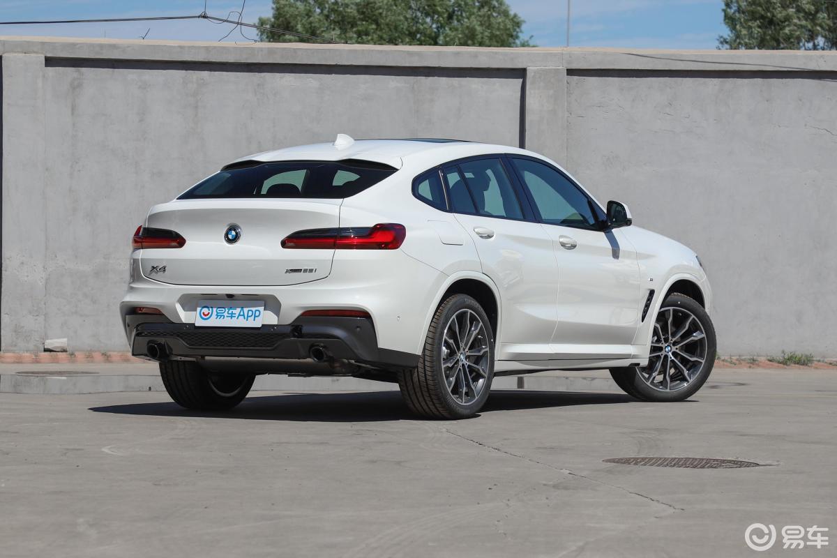 【宝马x42021款改款 xdrive 25i m运动曜夜套装侧后45度车头向右水平