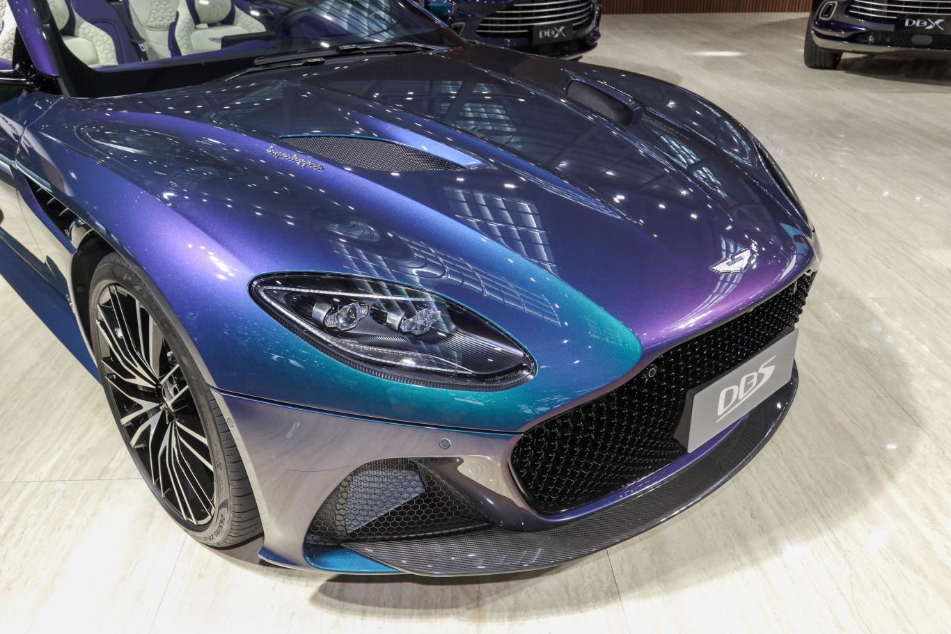 阿斯顿·马丁dbsdbs superleggera v12 volante q定制幻彩光谱蓝前